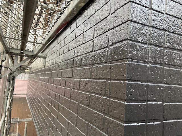八尾市にて外壁塗装の現場調査後に施工を完了・足場撤去前の仕上げ確認